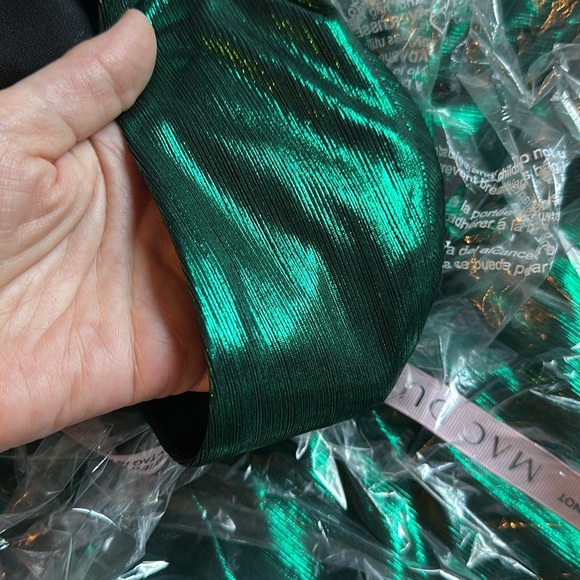 Mac Duggal Size 6 Green 27156 Cap Sleeve Deep V Neck High Slit Metallic
Gown - Picture 6 of 7